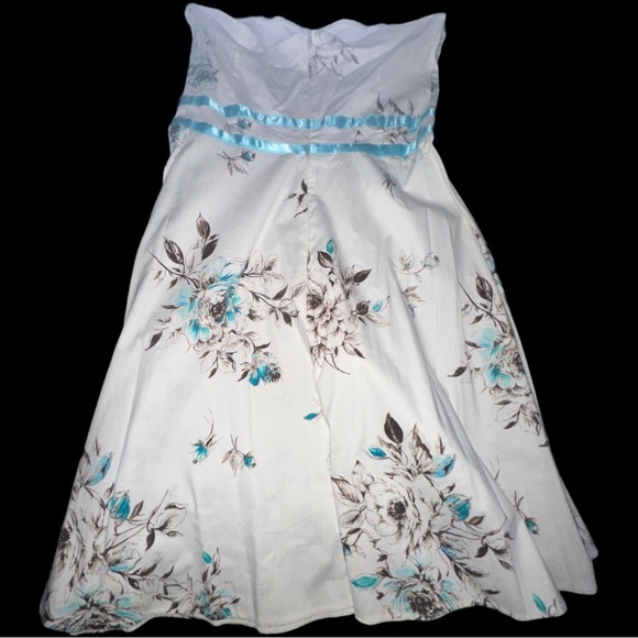 Womens/Juniors size 9 XOXO strapless dress, so pretty, timelessly beautiful - Picture 2 of 5